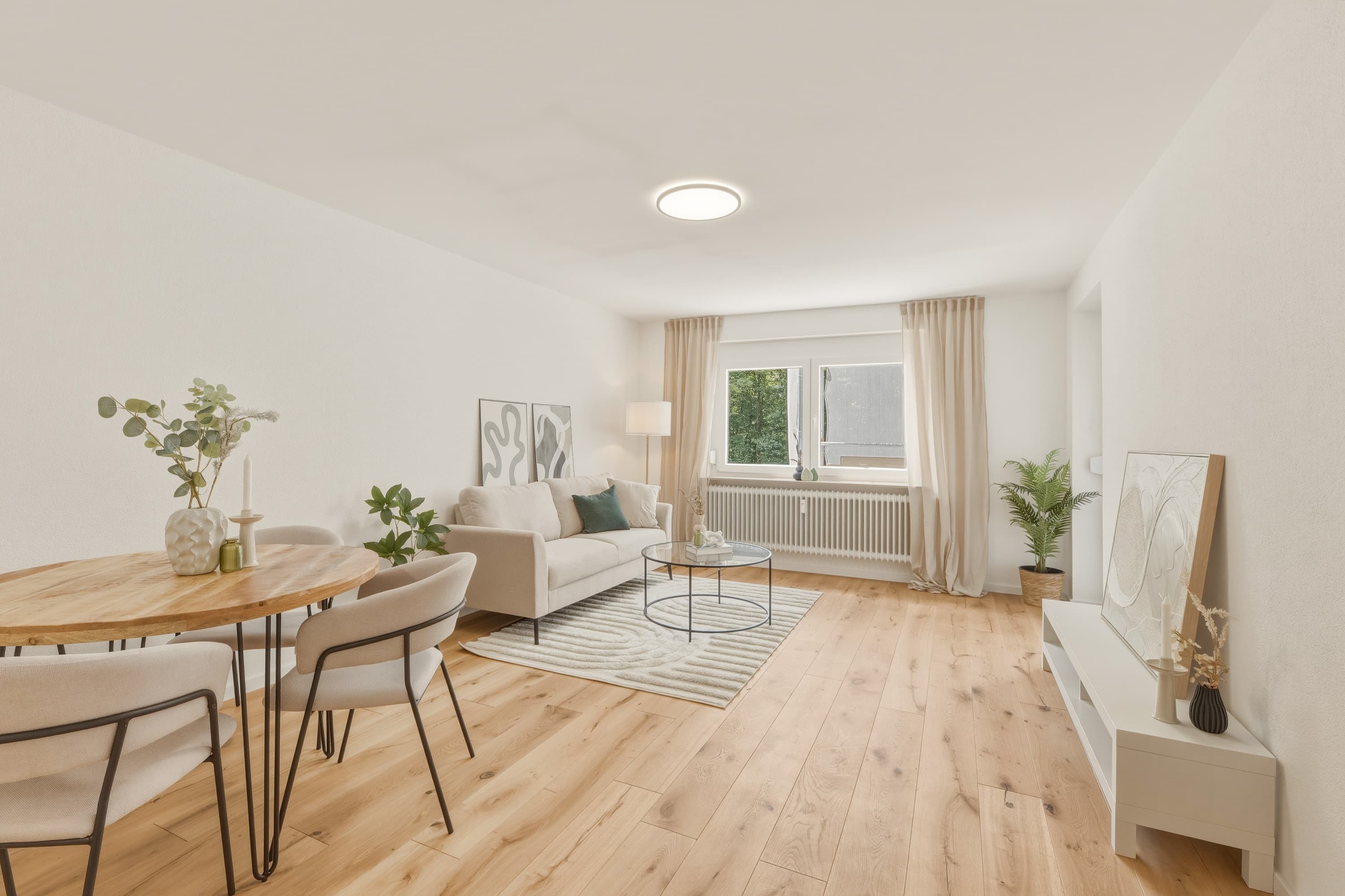 Heller Wohn- und Essbereich mit Holzboden in Reutlingen