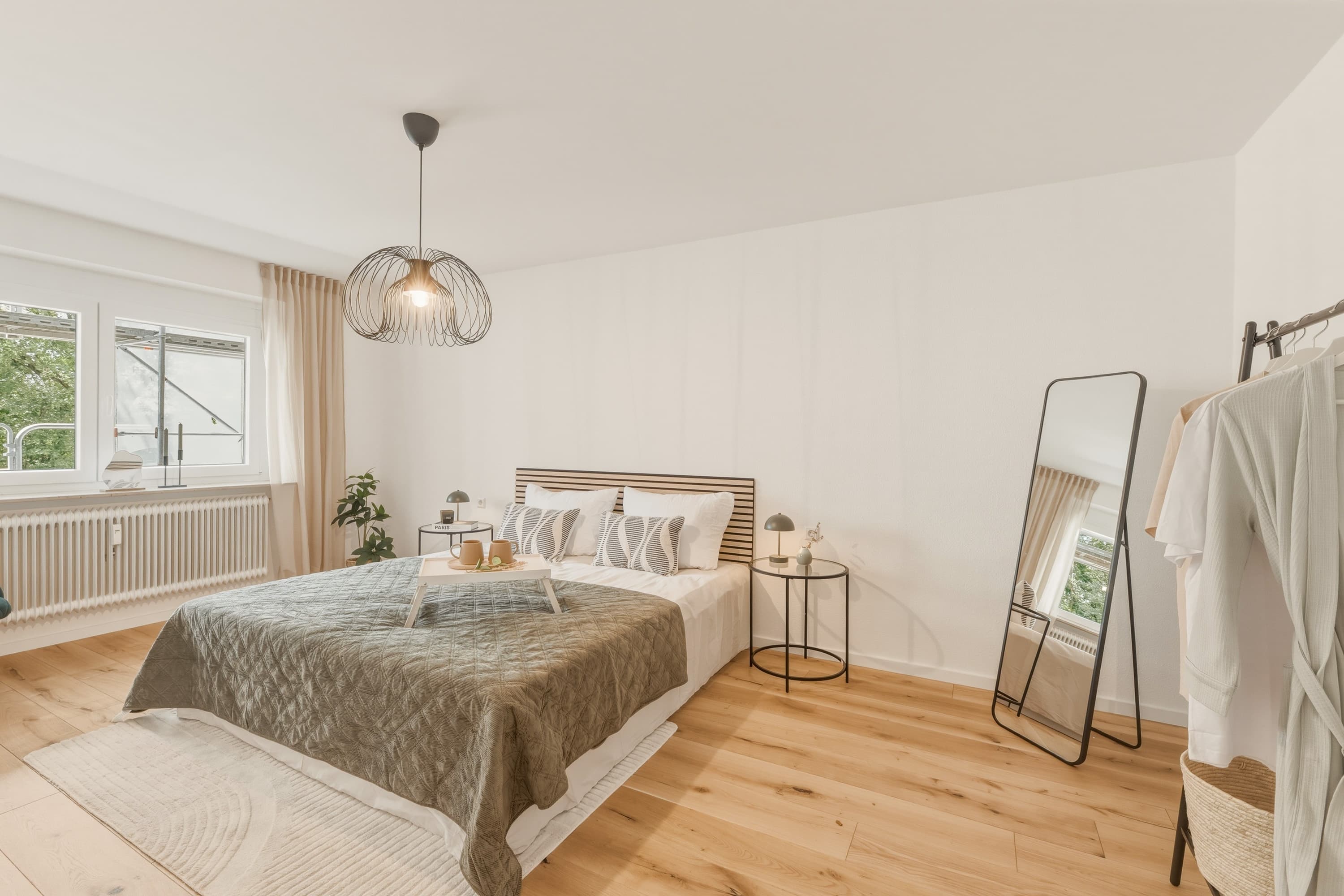 Gemütliches Schlafzimmer mit Doppelbett und großem Fenster